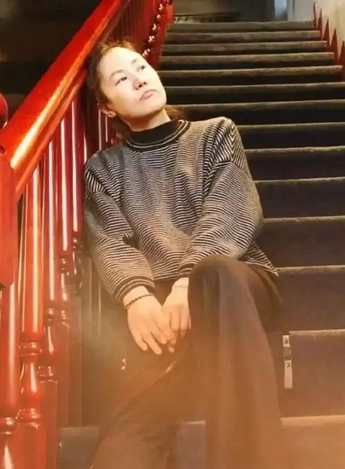 窦唯前妻酷似王菲干练黑衣搭斜分短发优雅端庄气场范十足