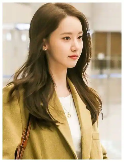 林允儿穿驼色西装现身机场,"奶油肌肤"不似29岁_牛仔裤_皮肤_项链