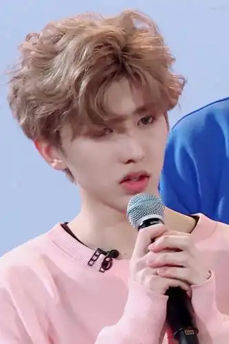 有生之年总算看到蔡徐坤再次爱心卷发的造型了