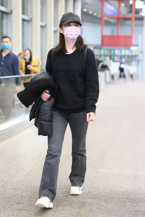 蒋勤勤终究是老了,素颜现身满眼疲态,一身黑灰搭更显老气|黑白灰|西装