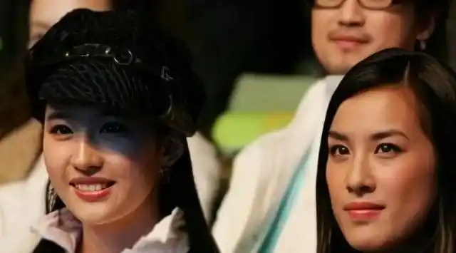 刘亦菲和黄圣依坐一起合影平分秋色站一起合影黄圣依被秒杀了