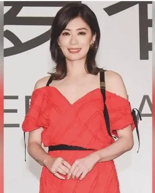 贾静雯49岁生日照状态在线一身红裙依旧美艳