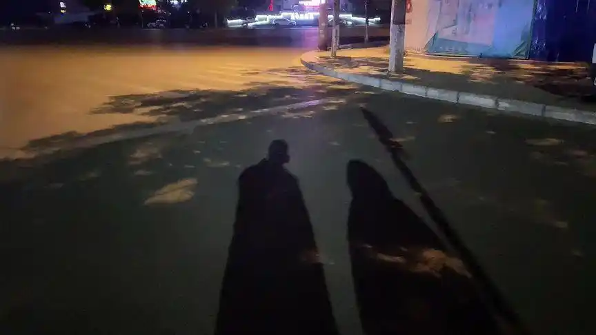 路灯下的小可爱#路灯下的影子