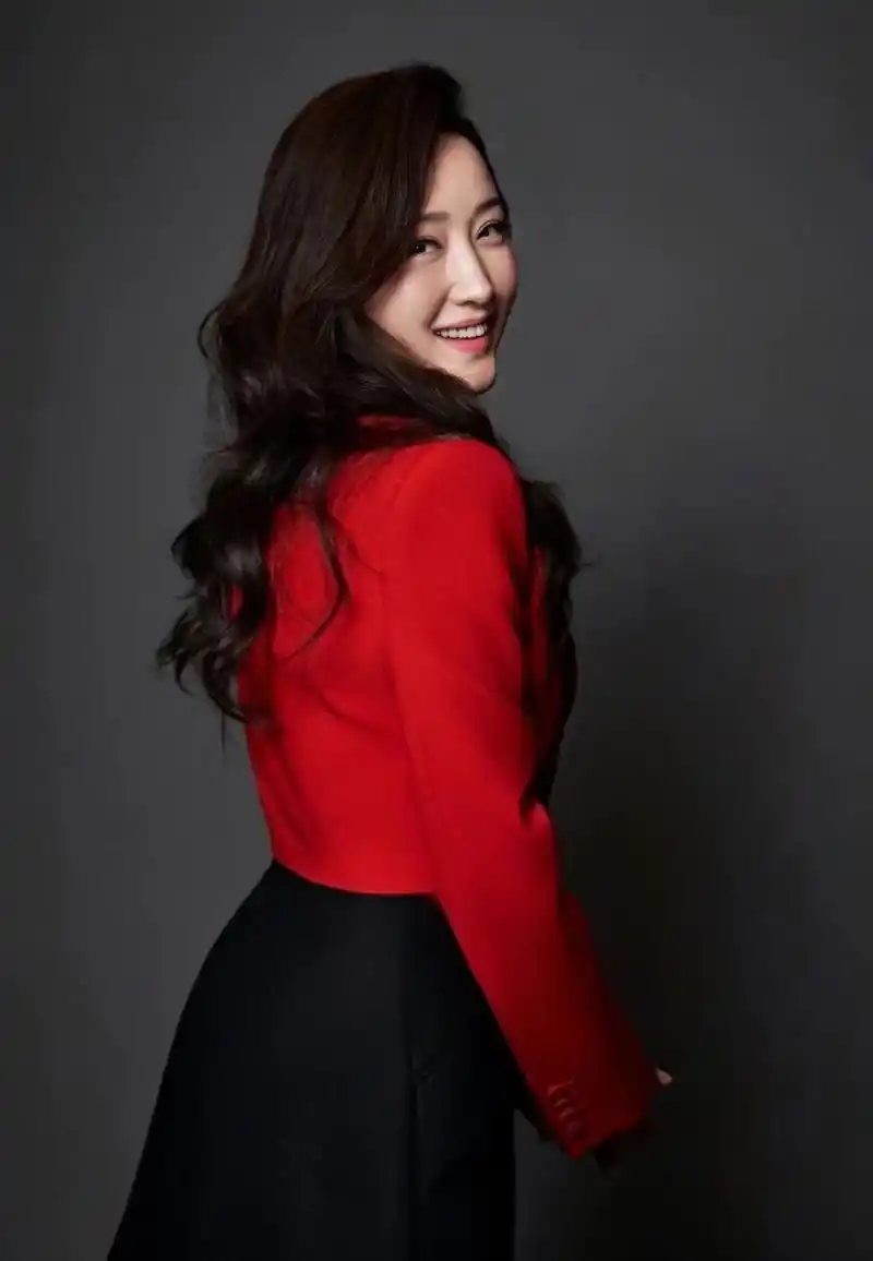 杨钰莹48岁没有一丝大妈感,穿红色西装|||杨钰莹48岁没有一丝大妈感