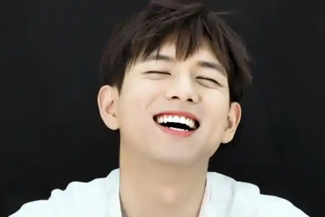 李现出席活动,帮扶相机架温柔安抚女记者,满分绅士很暖心