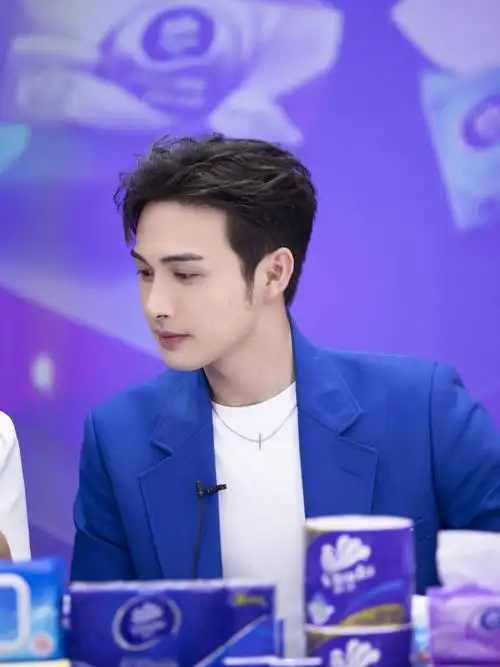 张彬彬看面相就知道他的脾气肯定很好,是很和善的那种,感觉老了以后会