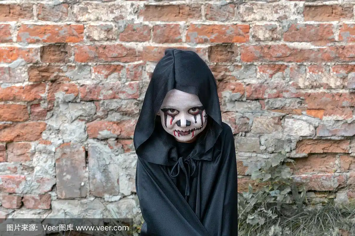 一个穿着僵尸服装的恐怖小女孩在砖墙旁边看着镜头,非常恐怖.