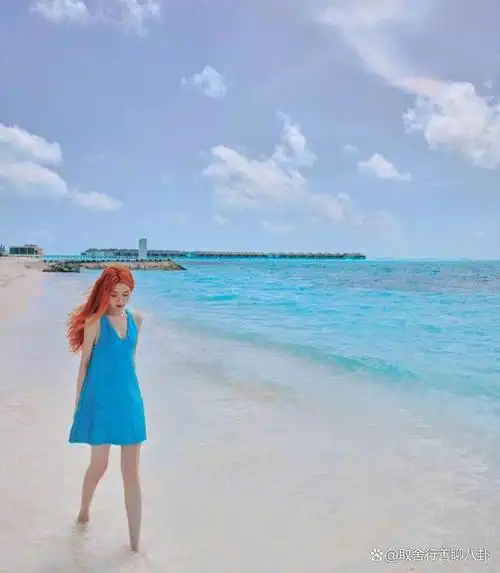 毛晓彤海边随拍,露美背秀香肩性感迷人,红发蓝裙宛若人鱼公主