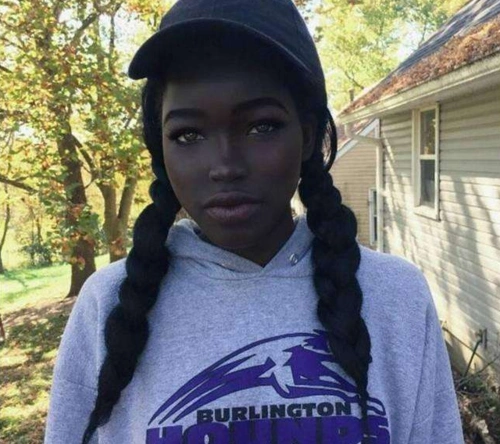 皮肤黑,这样的她也走在了时尚的尖端