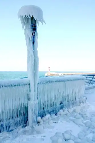 青岛—《金茂湾海边壮观冰挂》 2021.1.