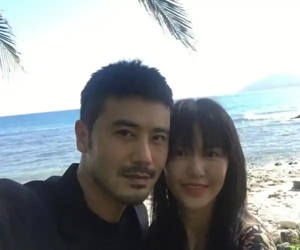 谭维维首次带孩子露面与老公一人抱一个娃疑似生了龙凤胎