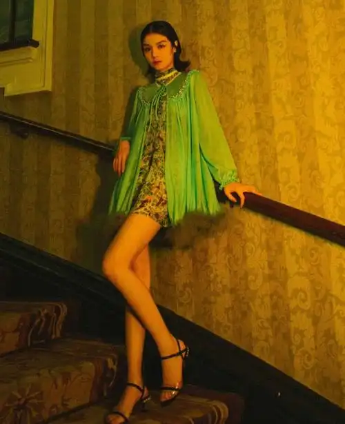 一旁欧阳娜娜的丝袜腿超吸睛春夏的高光鞋却成功抢镜