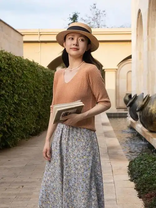 40岁左右的女人这样穿更时尚,穿一袭连衣裙温柔优雅,漂亮大方