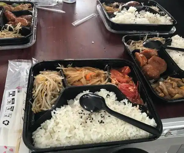 剧组盒饭大赏!群众演员的盒饭标准,让人有点意外