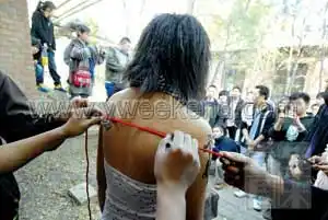 人体悬挂引发争议 参与者自称迷恋疼痛(组图)