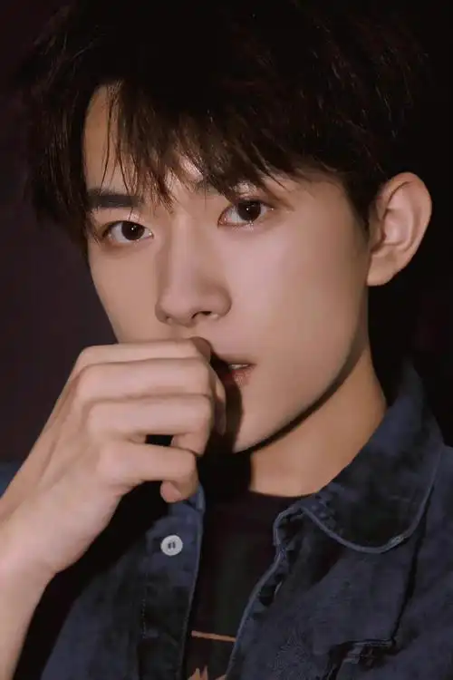 易烊千玺怼脸六宫格#易烊千玺怼脸系列96帅气怼脸,温柔眼神杀,千玺