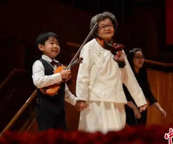 巫漪丽为何定居新加坡不回国离婚后的她孑然一身