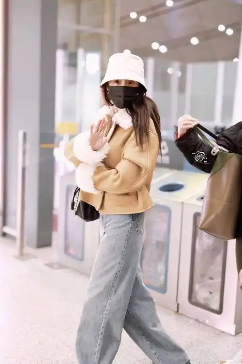 杨幂穿咖色皮夹克搭浅色牛仔裤 戴渔夫帽温柔可爱