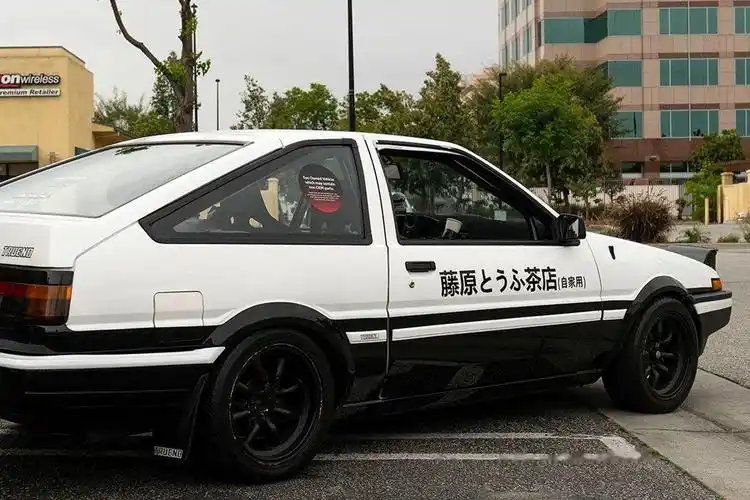 音速资讯# 《头文字 d》藤原拓海同款车型 toyota ae86 出租车现身