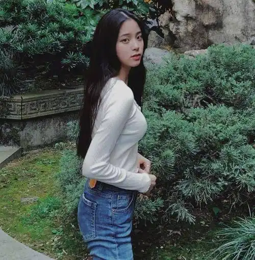 欧阳娜娜越来越小女人!20岁穿紧身衣显成熟_照片_风格_灵隐寺