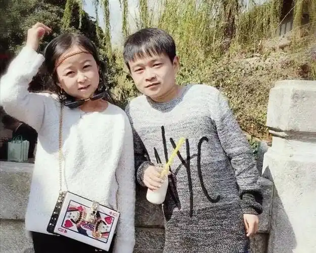 有了秦学士的陪伴,朱洁感到无比踏实和温暖.