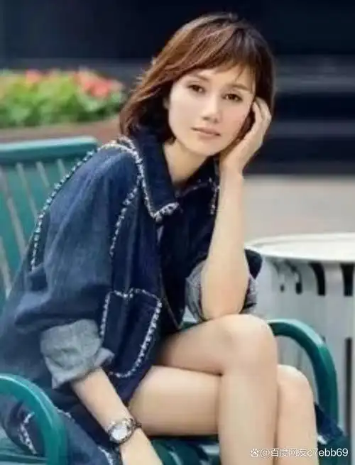 在电影《大上海》中,她与周润发合作,一个回眸便惊艳了所有观众,展现