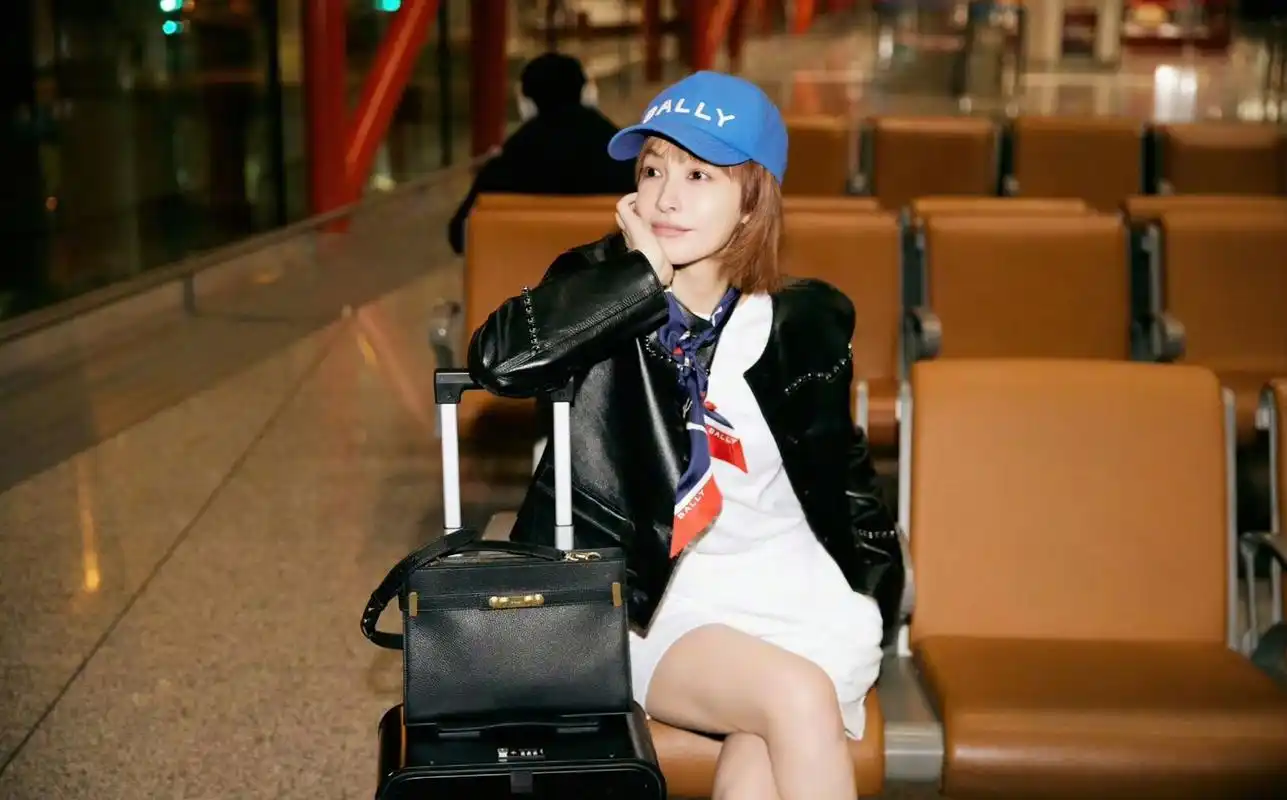 吴昕米兰时装周机场出发照来了,一身运动chill风,黑色皮衣搭配白色