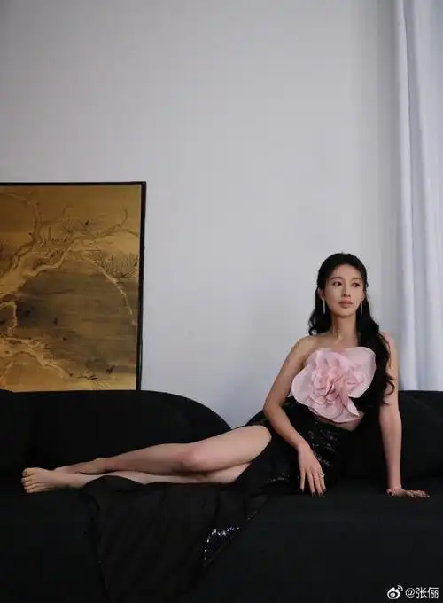 今天是粉色蔷薇张俪超话#第十五届bazaarjewelry时光艺境极品珠宝夜宴