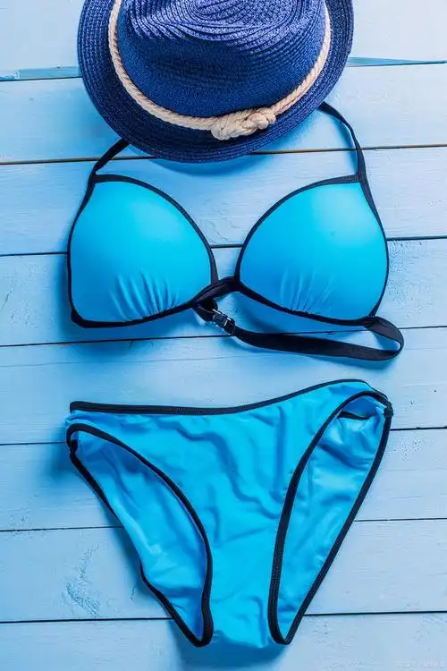 游泳穿三角泳衣有点露屁股可以吗?