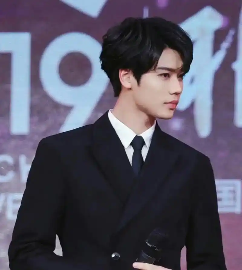 成功男人  事业总裁#林彦俊 #气场全开 #西装杀 #男友风 - 抖音