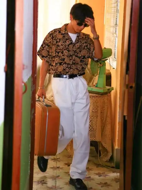 90年代流行于香港的时尚风格,以其独特的潮流元素和复古魅力而备受