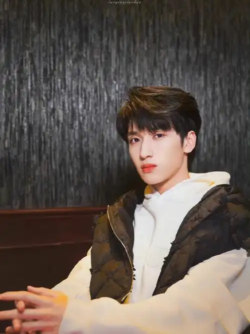 严浩翔壁纸  #时代少年团严浩翔  #严浩翔很喜欢浩翔的氛围感