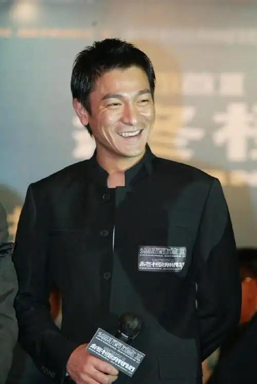 刘德华梁朝伟20年前同框旧照#2002年《无间道》在中国香港上映,成为