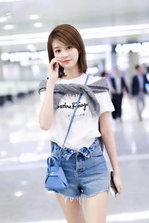 乔欣穿白色t恤配浅蓝色牛仔短裤现身行走间秀白皙长腿星范十足