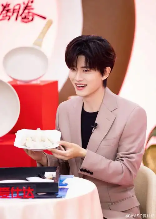 爱仕达品牌代言人任嘉伦##温暖「嘉」满  「爱」意腾腾