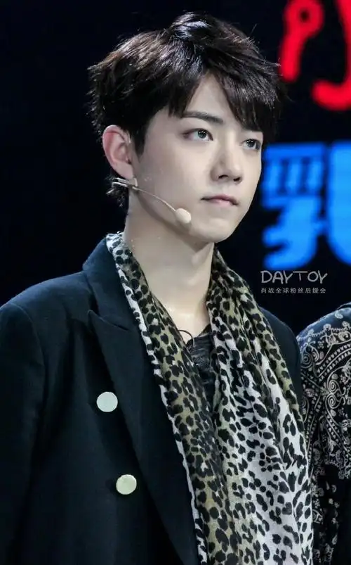 肖战##微博之夜加速器#必须记下舞台小赞第一次染发,唱起《high》