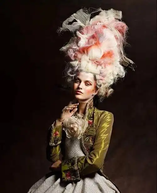 本次分享的前半部分是宫廷盘发搭配现代穿搭,居然也很可爱,后半部分是