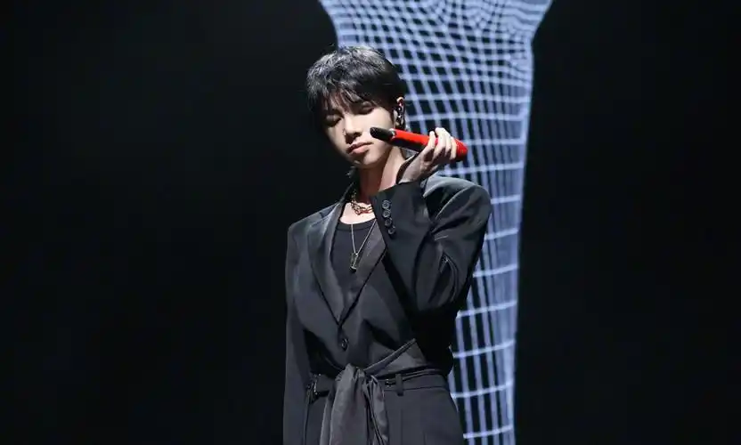 华晨宇光明会手势-时尚芭莎活动:华晨宇现场表演,谢霆锋忍不住称赞