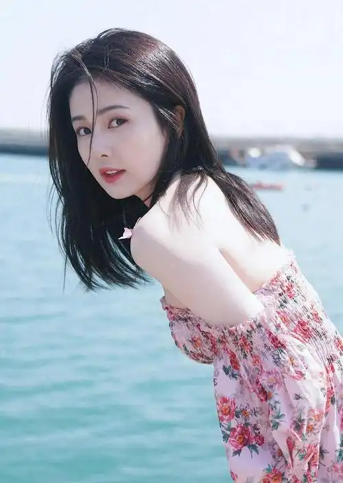 网传当红女星白鹿出道前旧照片 言论风波未平又引微整热议