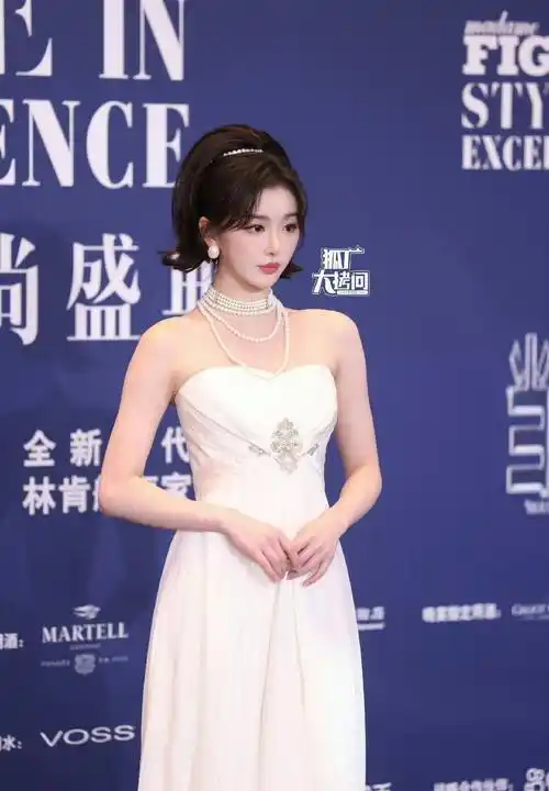 孔雪儿一袭抹胸白色长裙出席,,精致妆容