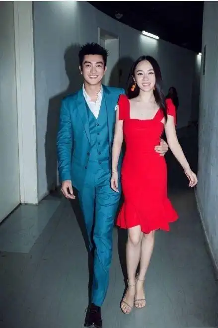 霍思燕和嗯哼亲子鞋现身机场,霍思燕这样穿有点胖,还暴露身高