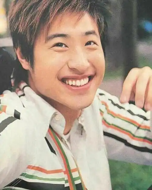 潘玮柏晒旧照回忆不同时期的自己留言每个时期都精彩