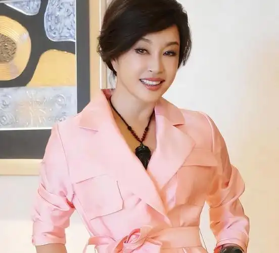 这位70岁的华语女演员依然保持着自信和从容,展现出岁月的痕迹和生命