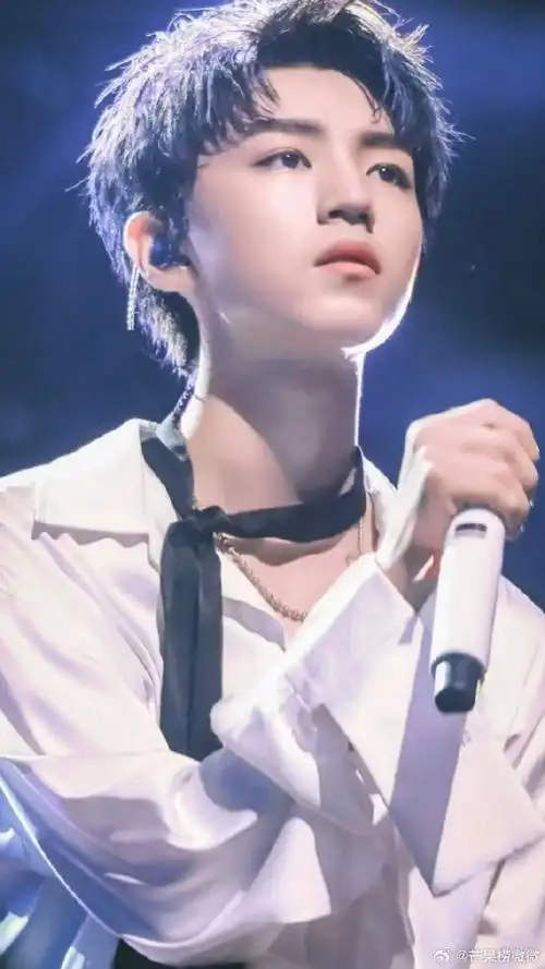 王俊凯今天蓝发