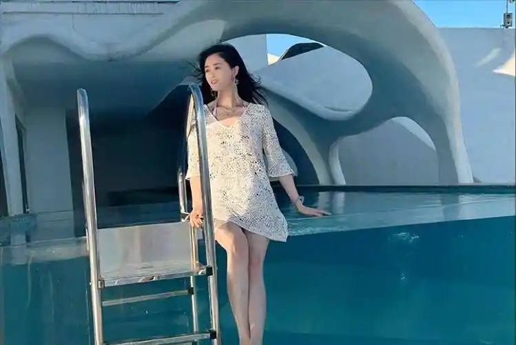 蒋欣庆祝新戏杀青,穿束腰裙踩恨天高瘦成纸片人,细腰长腿抢镜头_魅力