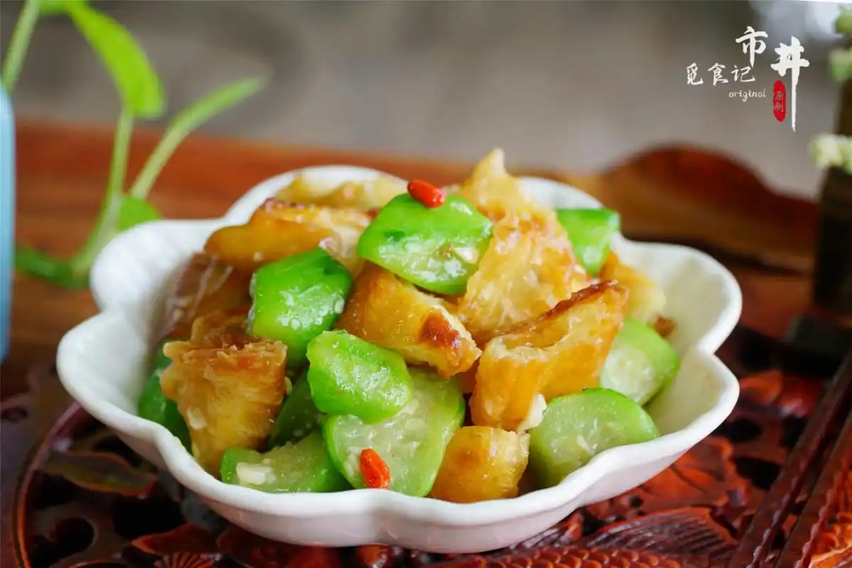 夏天没胃口,用丝瓜和油条巧搭配,想不到的好吃,次次吃不烦