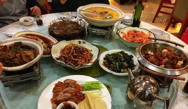 河南郑州的张坤宴请发小吃饭没想到朋友不但带人还连吃带拿