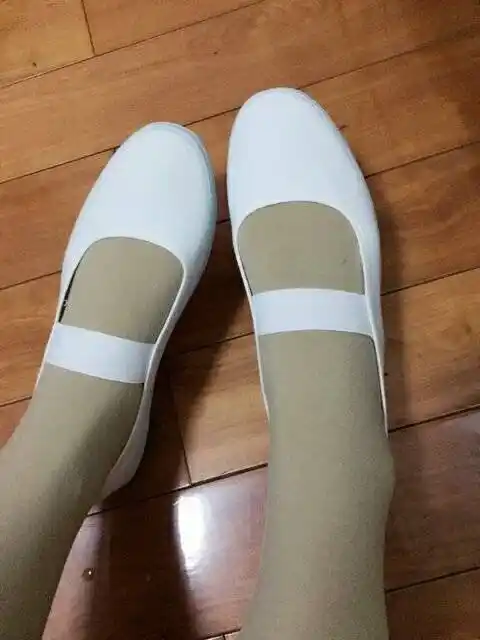 还是穿白球鞋好看呢?