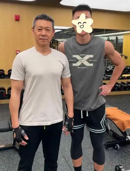 67岁张丰毅近照结实的肌肉线条抢镜网友27岁年轻人都比