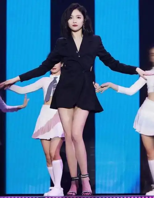 吴宣仪高跟鞋大长腿